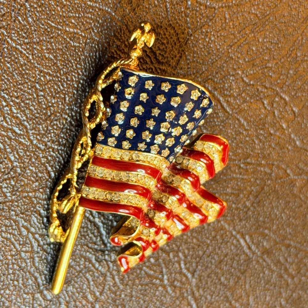VINTAGE🇺🇸Trifari🇺🇸1996 Enamel & Rhinestone American Flag Pin Brooch - Picture 4 of 11